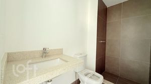 Image 12 - 889579