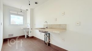 Image 18 - 889579