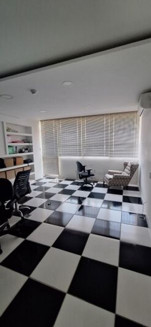 Image 21 - 889650