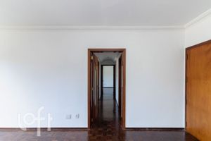 Image 6 - 889656