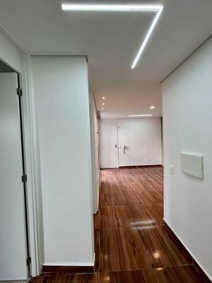 Image 12 - 889657