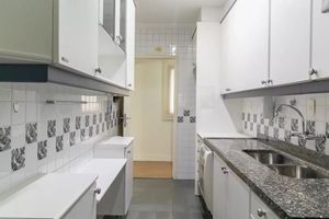 Image 6 - 889666