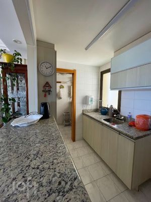 Image 6 - 889674
