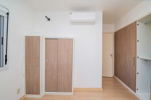 Image 11 - 889724