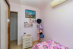 Image 17 - 889724