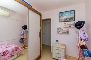 Image 18 - 889724