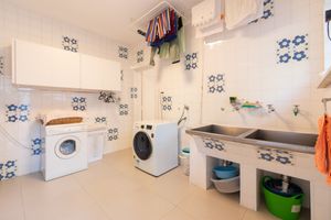 Image 8 - 889801