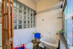 Image 8 - 889803