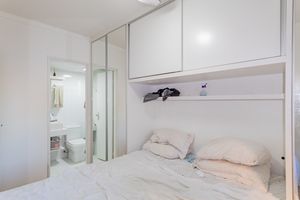Image 15 - 889926