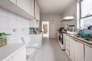 Image 9 - 889944
