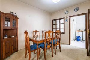 Image 8 - 889944