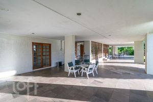 Image 21 - 890084