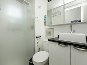 Image 19 - 890284