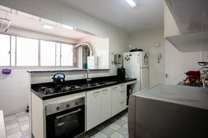 Image 6 - 890635