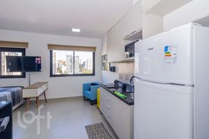 Image 3 - 890705