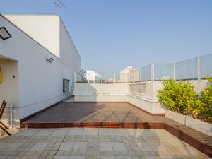 Image 24 - 890744
