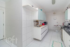 Image 40 - 891072