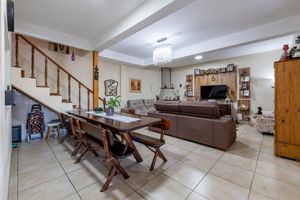 Image 4 - 891077