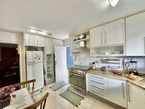 Image 6 - 891600
