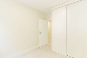 Image 12 - 891885