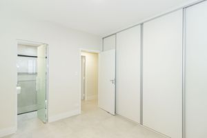Image 19 - 891885