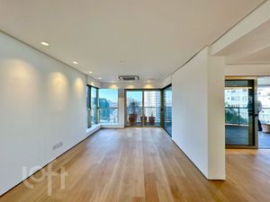 Image 17 - 892520