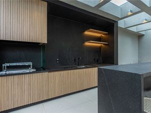 Image 18 - 892833