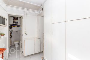 Image 13 - 893002