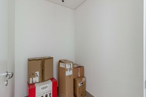 Image 29 - 893017