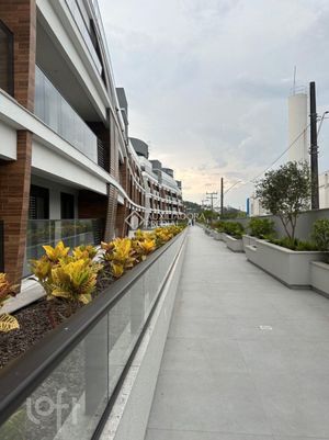 Image 12 - 893182