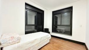 Image 19 - 893317