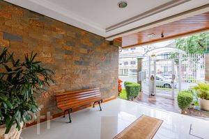 Image 22 - 893326