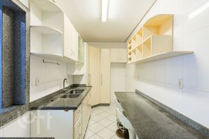 Image 5 - 893326
