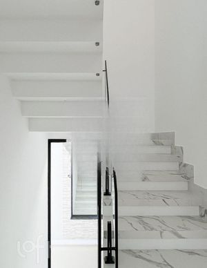 Image 17 - 893352