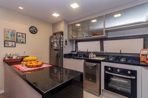 Image 18 - 893373