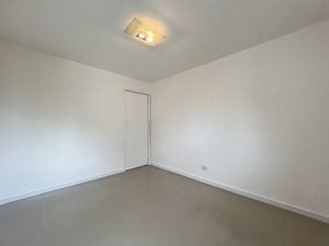 Image 18 - 893584