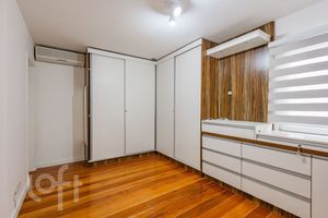 Image 21 - 893651