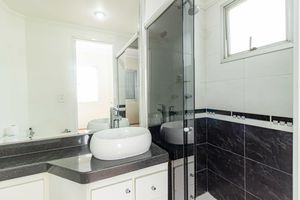 Image 12 - 893657