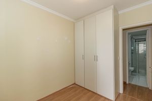 Image 22 - 893657