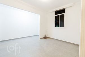 Image 21 - 893680