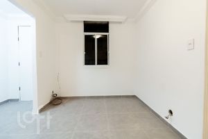 Image 22 - 893680