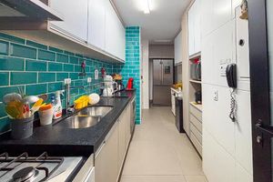 Image 12 - 893756