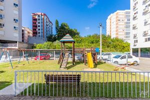Image 18 - 894112