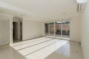 Image 3 - 894155