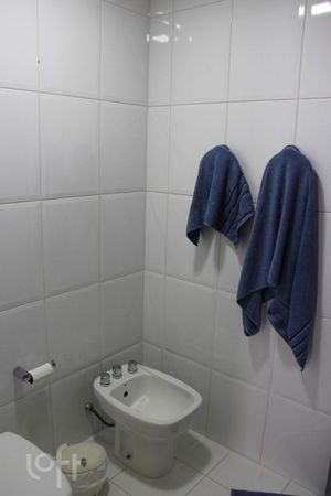 Image 21 - 894174