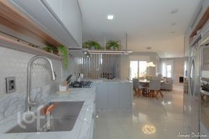 Image 11 - 894202