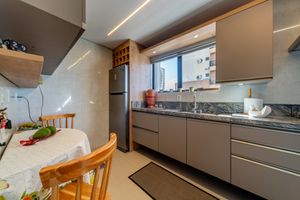 Image 8 - 894351