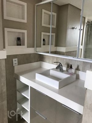 Image 19 - 894352