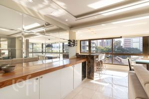 Image 9 - 894352