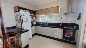 Image 4 - 894360